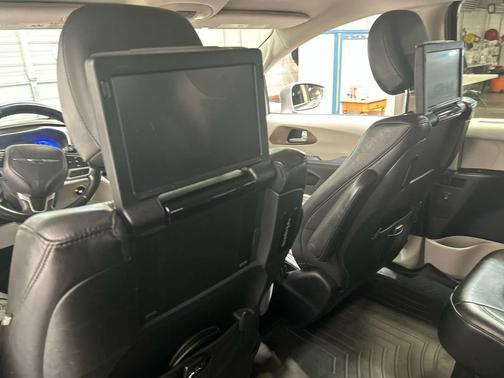Billet Silver Metallic Clearcoat 2017 Chrysler Pacifica Touring-L