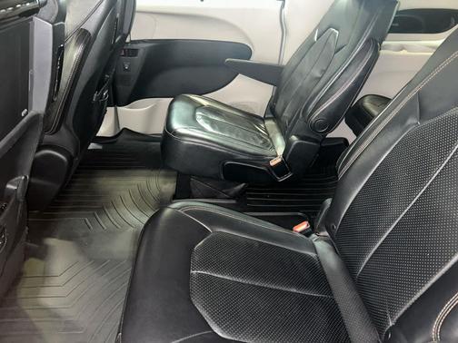 Billet Silver Metallic Clearcoat 2017 Chrysler Pacifica Touring-L