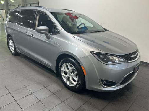 Billet Silver Metallic Clearcoat 2017 Chrysler Pacifica Touring-L