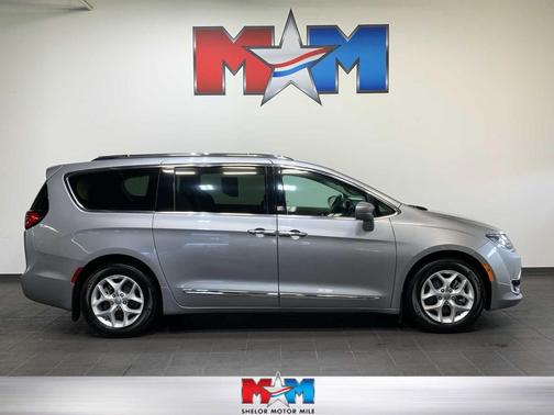 Billet Silver Metallic Clearcoat 2017 Chrysler Pacifica Touring-L