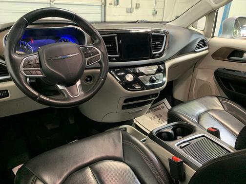 Billet Silver Metallic Clearcoat 2017 Chrysler Pacifica Touring-L