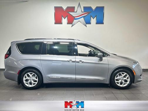 Billet Silver Metallic Clearcoat 2017 Chrysler Pacifica Touring-L