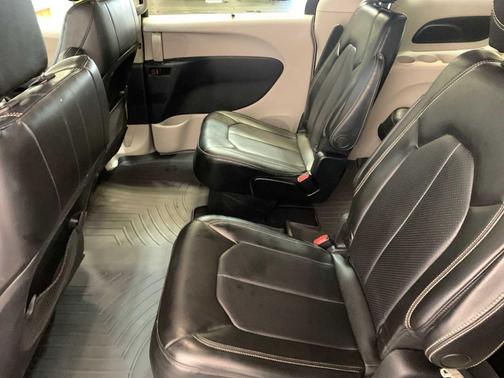 Brilliant Black Crystal Pearlcoat 2020 Chrysler Voyager LXI