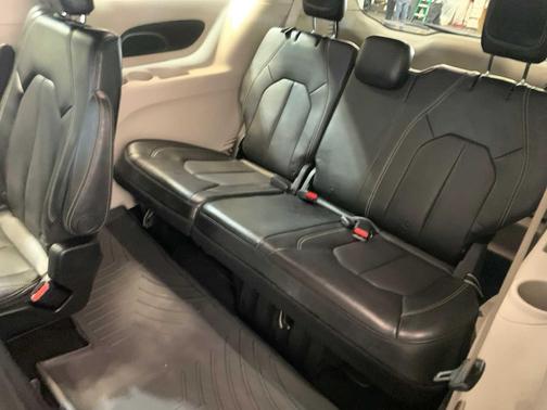 Brilliant Black Crystal Pearlcoat 2020 Chrysler Voyager LXI