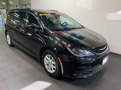 Brilliant Black Crystal Pearlcoat 2020 Chrysler Voyager LXI