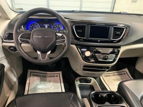 Brilliant Black Crystal Pearlcoat 2020 Chrysler Voyager LXI