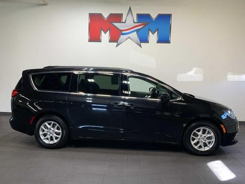 Brilliant Black Crystal Pearlcoat 2020 Chrysler Voyager LXI