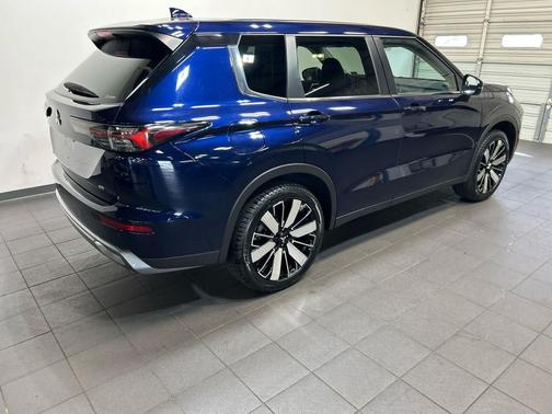 Cosmic Blue Metallic 2025 Mitsubishi Outlander SE S-AWC