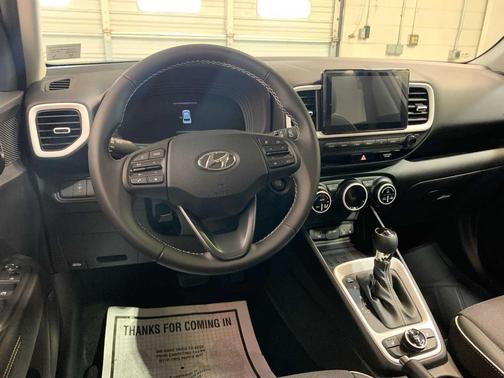 Lunar White w/Black Roof 2026 Hyundai VENUE SEL w/Two-Tone Roof