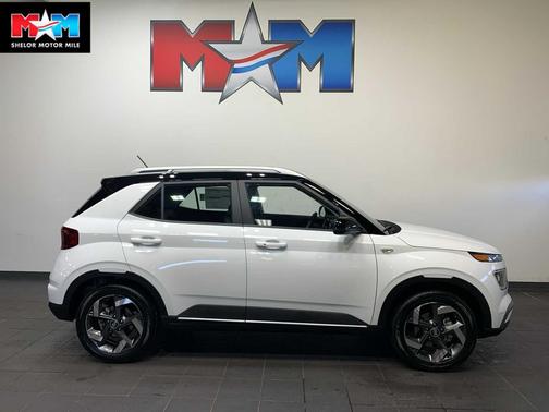 Lunar White w/Black Roof 2026 Hyundai VENUE SEL w/Two-Tone Roof