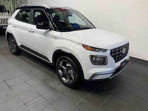 Lunar White w/Black Roof 2026 Hyundai VENUE SEL w/Two-Tone Roof