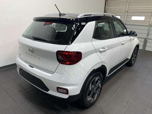 Lunar White w/Black Roof 2026 Hyundai VENUE SEL w/Two-Tone Roof