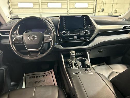Magnetic Gray Metallic 2022 Toyota Highlander Hybrid XLE