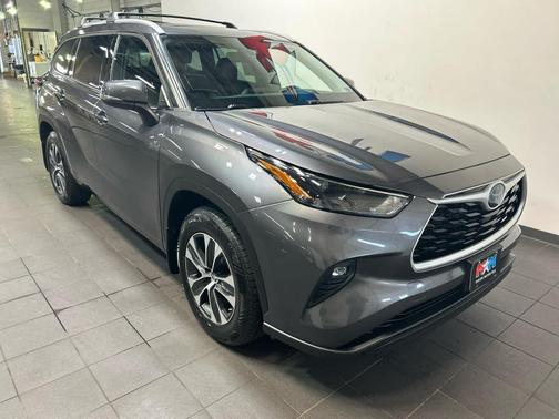 Magnetic Gray Metallic 2022 Toyota Highlander Hybrid XLE