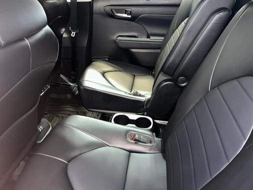 Magnetic Gray Metallic 2022 Toyota Highlander Hybrid XLE