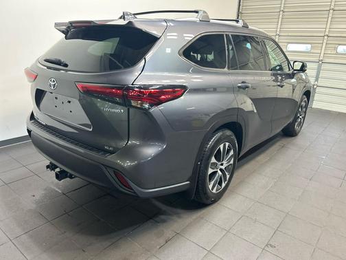 Magnetic Gray Metallic 2022 Toyota Highlander Hybrid XLE