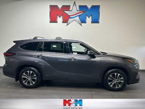 Magnetic Gray Metallic 2022 Toyota Highlander Hybrid XLE