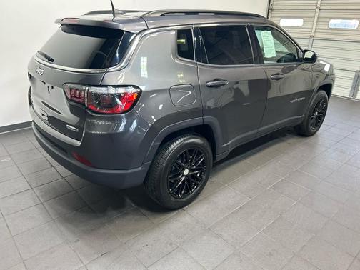 Granite Crystal Metallic Clearcoat 2022 Jeep Compass Latitude