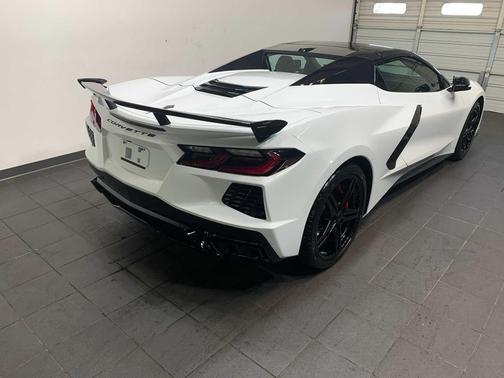 Arctic White 2026 Chevrolet Corvette Stingray w/2LT