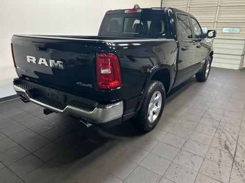 Diamond Black Crystal Pearlcoat 2025 RAM 1500 Big Horn/Lone Star
