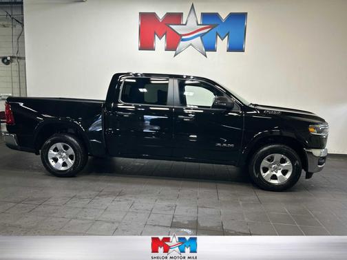 Diamond Black Crystal Pearlcoat 2025 RAM 1500 Big Horn/Lone Star