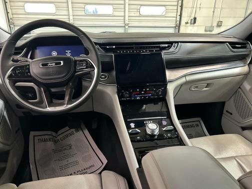 Bright White Clearcoat 2023 Jeep Grand Cherokee Overland