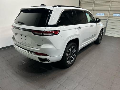 Bright White Clearcoat 2023 Jeep Grand Cherokee Overland