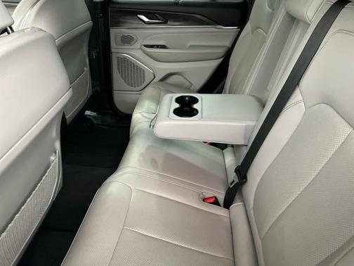 Bright White Clearcoat 2023 Jeep Grand Cherokee Overland