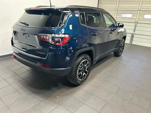 Fathom Blue Pearl Coat 2026 Jeep Compass Trailhawk
