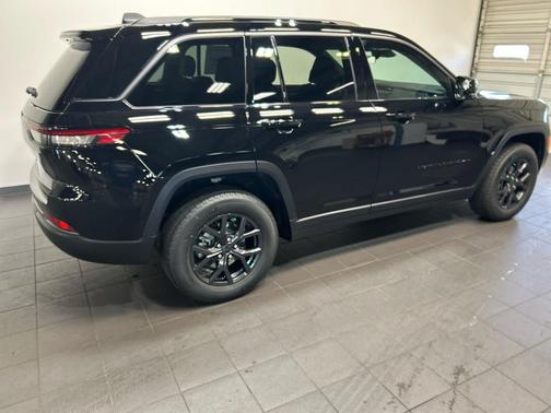 High Gloss Black 2027 Jeep Grand Cherokee Altitude