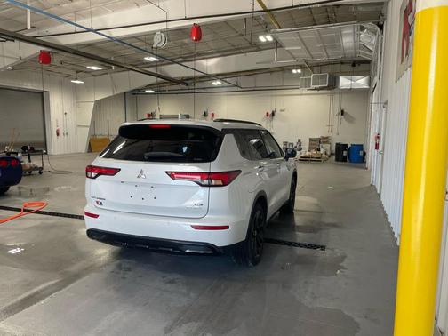 White Diamond 2025 Mitsubishi Outlander PHEV SEL