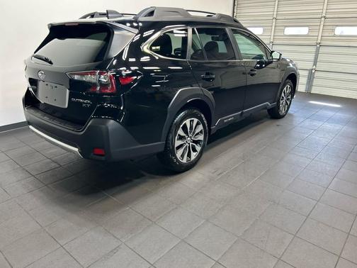 Crystal Black Silica 2025 Subaru Outback Limited XT