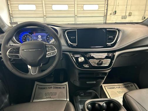 Bright White Clearcoat 2027 Chrysler Pacifica L