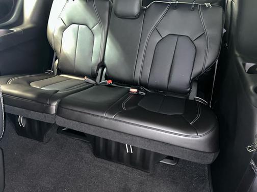 Bright White Clearcoat 2027 Chrysler Pacifica L