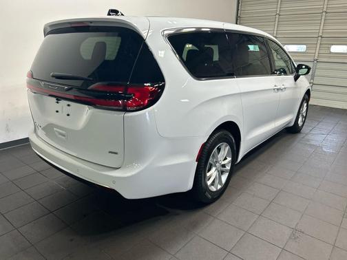 Bright White Clearcoat 2027 Chrysler Pacifica L