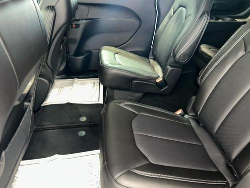 Bright White Clearcoat 2027 Chrysler Pacifica L