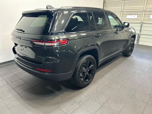 Rocky Mountain Pearlcoat 2025 Jeep Grand Cherokee Limited