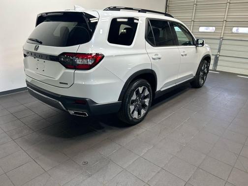 Platinum White Pearl 2026 Honda Pilot Touring 8-Passenger