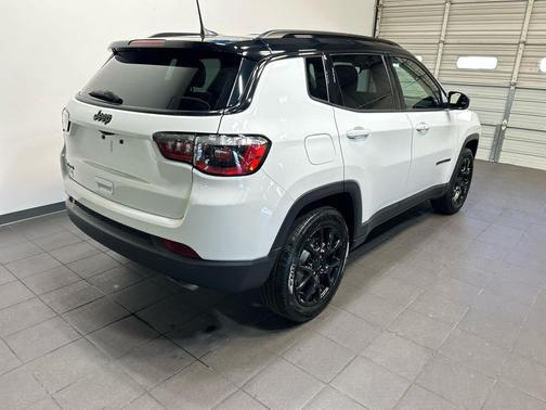 Bright White Clearcoat 2022 Jeep Compass Latitude