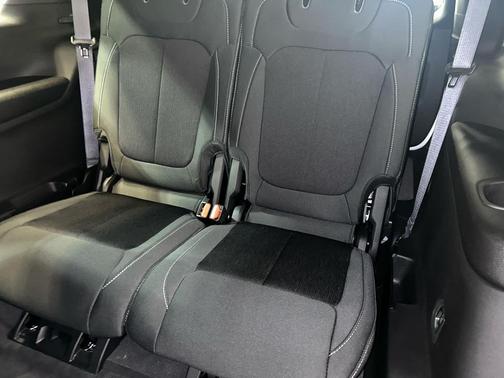 Bright White Clearcoat 2026 Jeep Grand Cherokee L Laredo