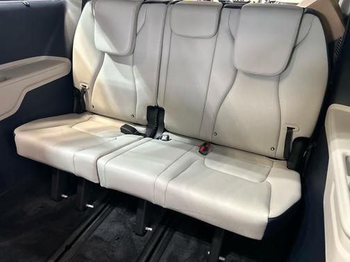 Snow White Pearl 2026 Kia Carnival Hybrid SX