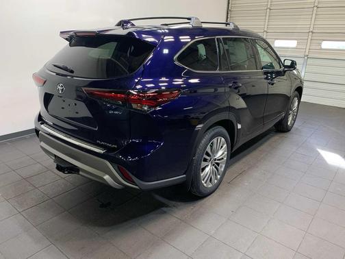 2026 Toyota Highlander Hybrid Platinum
