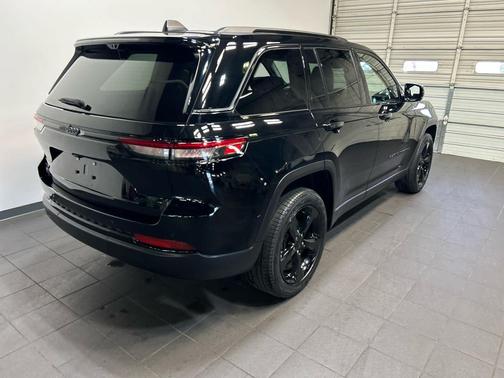 Diamond Black Crystal Pearlcoat 2023 Jeep Grand Cherokee Limited