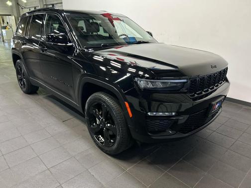 Diamond Black Crystal Pearlcoat 2023 Jeep Grand Cherokee Limited