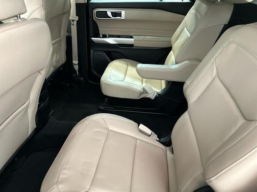 Star White Metallic Tri-Coat 2023 Ford Explorer XLT