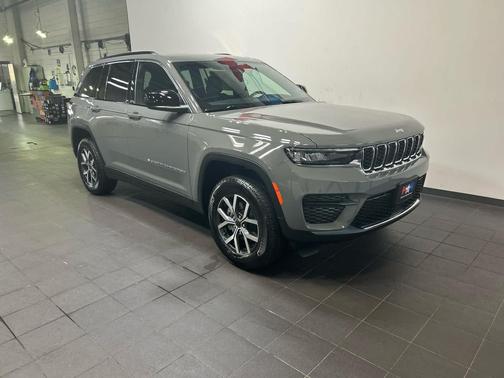 Sting-Gray Clearcoat 2027 Jeep Grand Cherokee Laredo