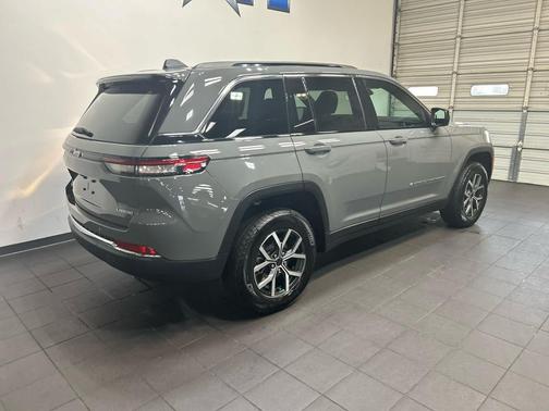Sting-Gray Clearcoat 2027 Jeep Grand Cherokee Laredo