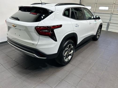 GAZ SUMMIT WHITE 2026 Chevrolet Trax LT