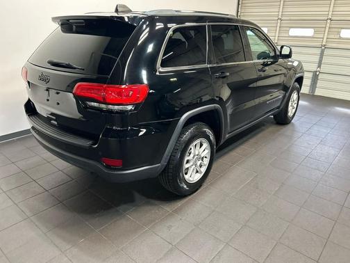 Diamond Black Crystal Pearlcoat 2018 Jeep Grand Cherokee Laredo E