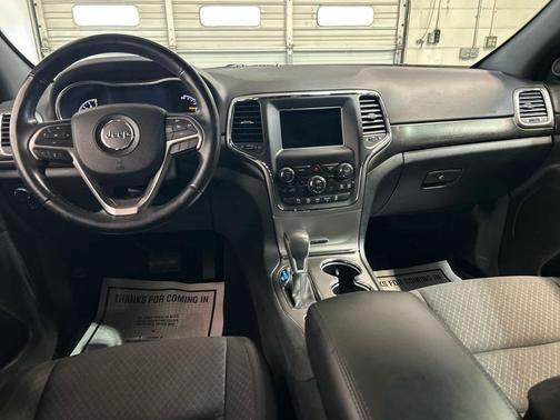 Diamond Black Crystal Pearlcoat 2018 Jeep Grand Cherokee Laredo E
